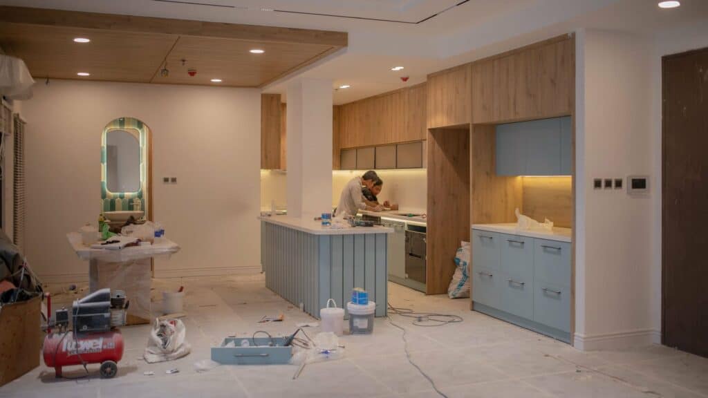 Cocina en montaje con los muebles bajos y las columnas instalados y la obra aún sin rematar