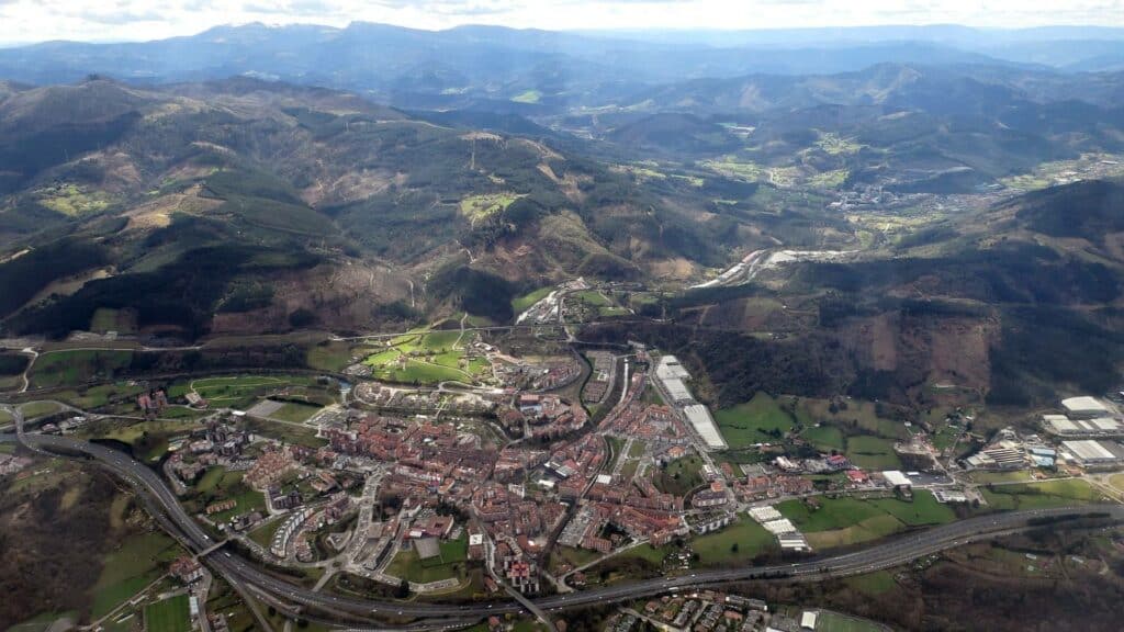 Vista aérea del casco urbano de Zornotza, en Amorebieta-Etxano, y del valle del Ibaizabal