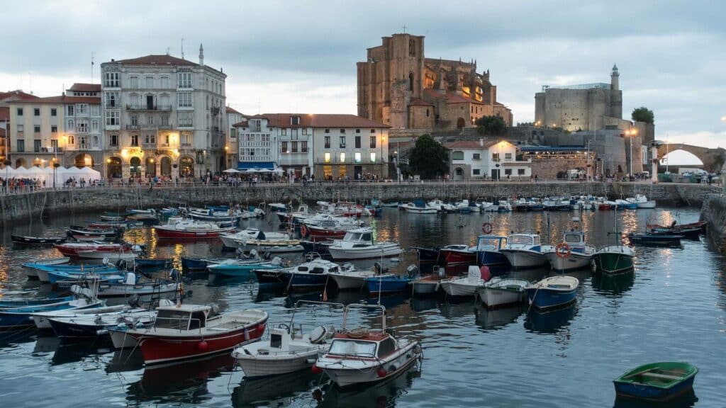 Puerto de Castro Urdiales con la iglesia de Santa María y el castillo-faro sobre el casco histórico