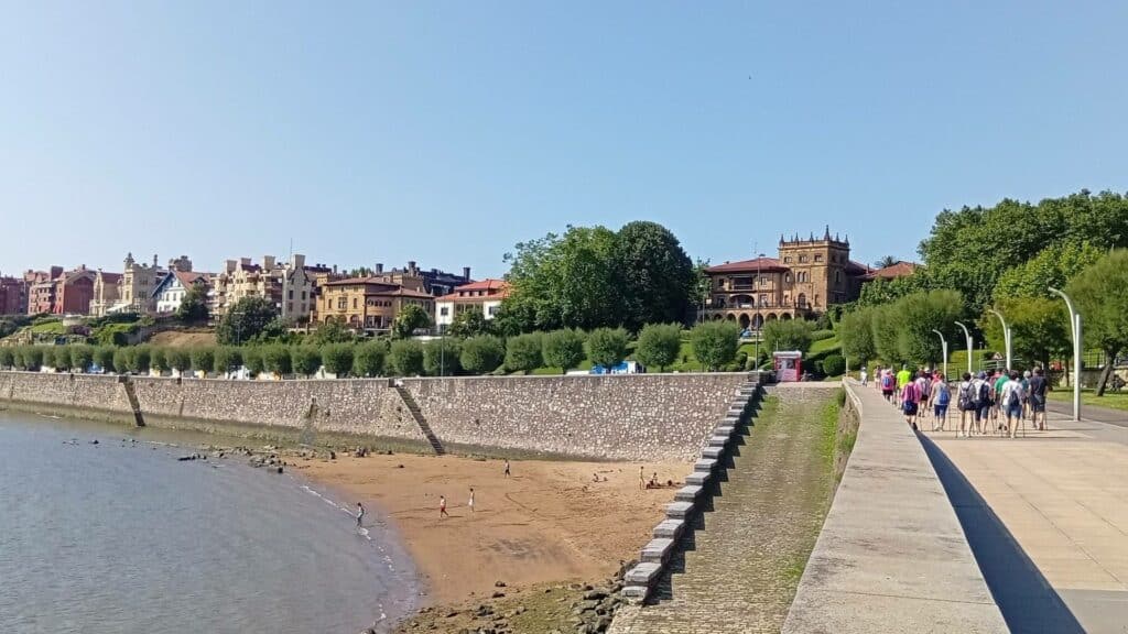 Paseo marítimo de Las Arenas con las villas de Neguri al fondo, en Getxo